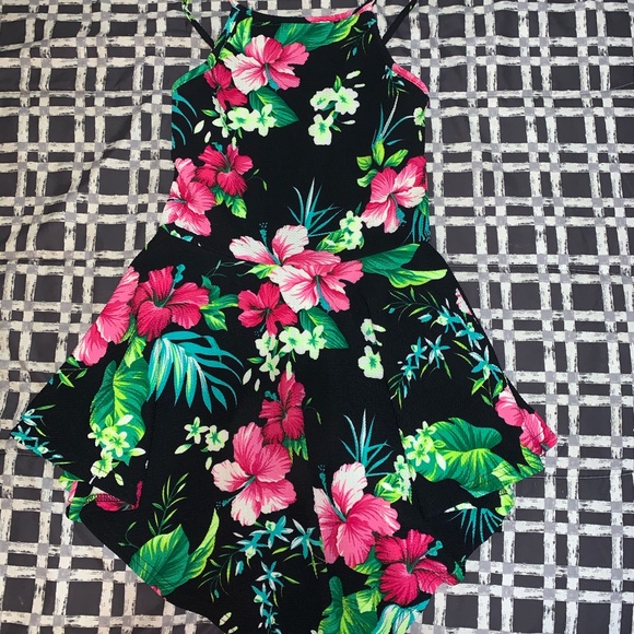 A romper - Picture 2 of 3